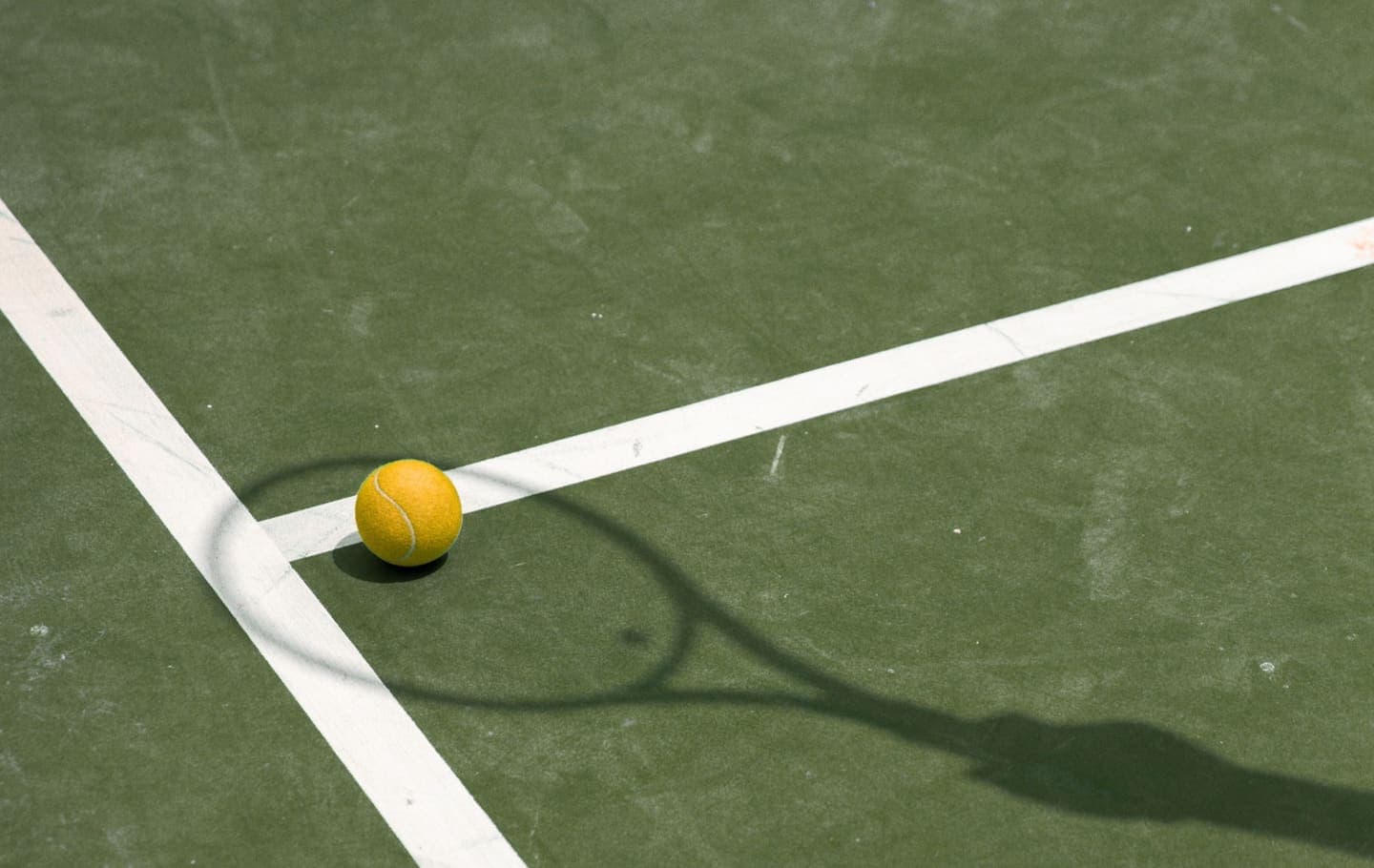 Contact background tennis court